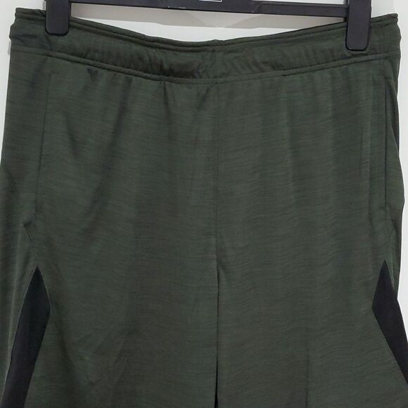 𝅺reebok olive green 35 Waist athletic shorts - Picture 3 of 7